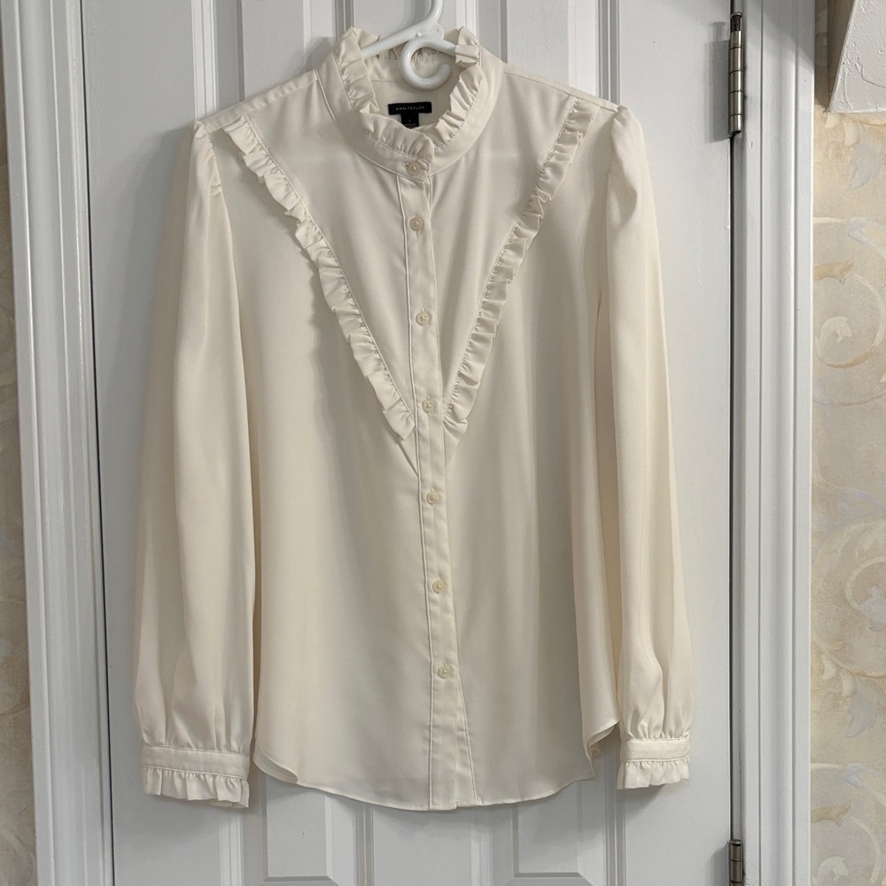 Ann Taylor Elegant Cream Ruffled Long-sleeve Blouse. EUC